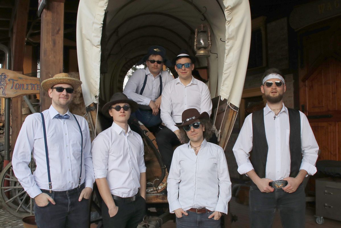 All My Ex's – Bandfoto am Planwagen